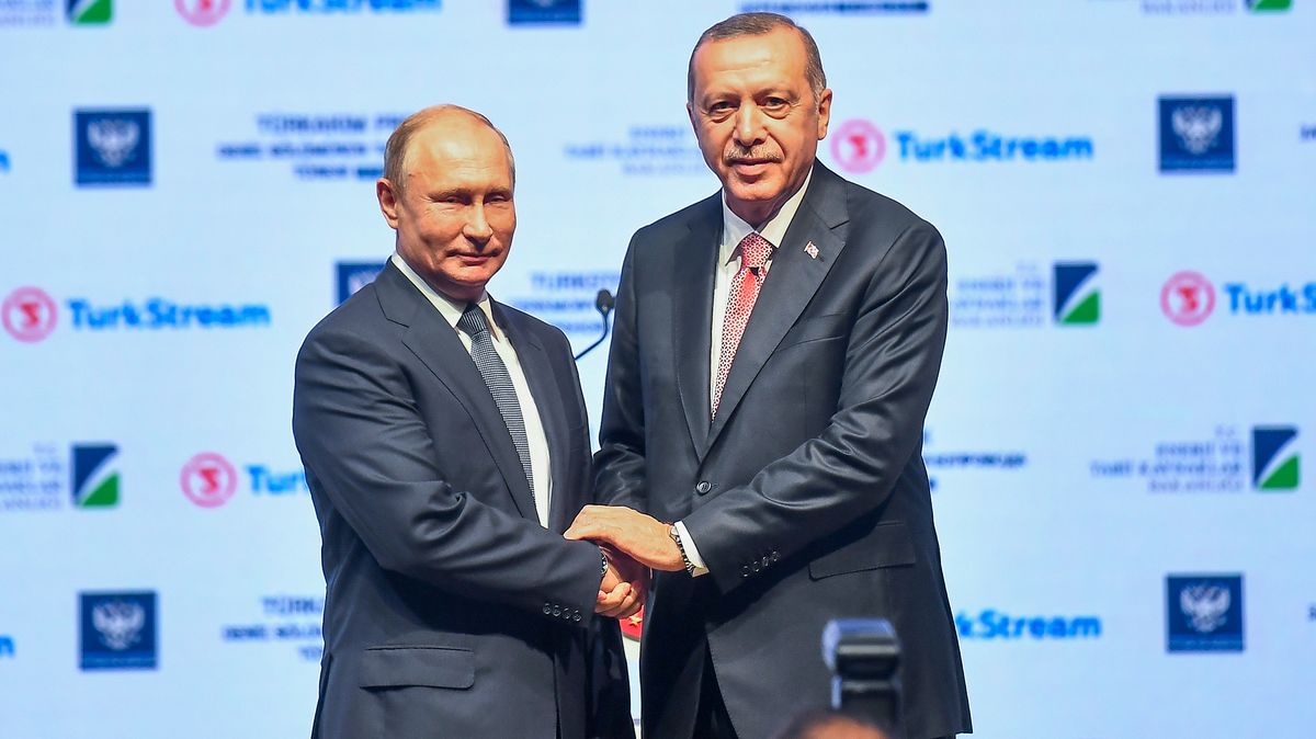 Dál od demokracie a blíž k Rusku. Erdogan připravuje Turecko o vliv